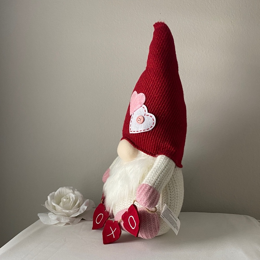 Adorable Happy Valentine's Day Hearts & Kisses XOXO Love Banner Gnome - Picture 2 of 6